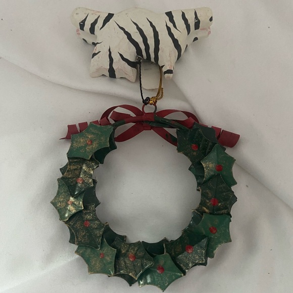 Vintage Christmas Ornament white tiger Cat Holly Metal Wreath wood cat figurine - Picture 4 of 14